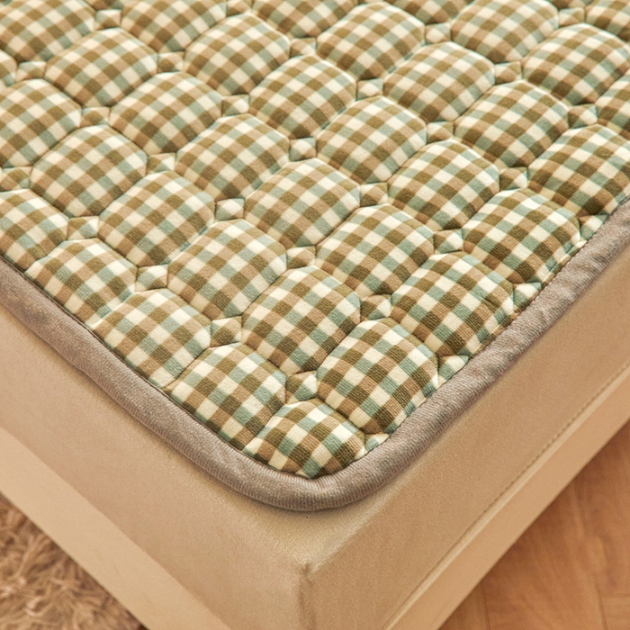 91家纺网 家纺一手货源 找家纺 富威堡家纺 2023新款牛奶绒印花夹棉床护垫床垫垫子 小绿格