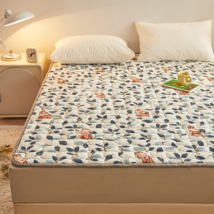 91家纺网 家纺一手货源 找家纺 富威堡家纺 2023新款牛奶绒印花夹棉床护垫床垫垫子 萌萌兔