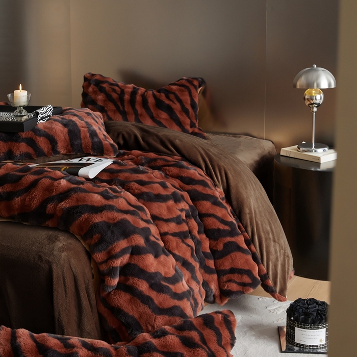 91家纺网 家纺一手货源 找家纺 金奇达家纺 2024秋冬保暖加厚绒类斑马皮草绒四件套-【美拉德】系列 斑马红