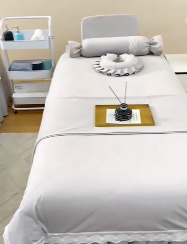 91家纺网 家纺一手货源 找家纺 莉人坊 2023新款磨砂绒花边按摩床罩 冰雨