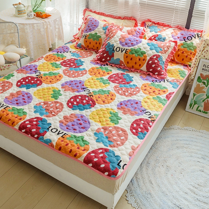 91家纺网 家纺一手货源 找家纺 羽爱家纺 2024新款牛奶绒直边款床盖床垫 甜甜草莓