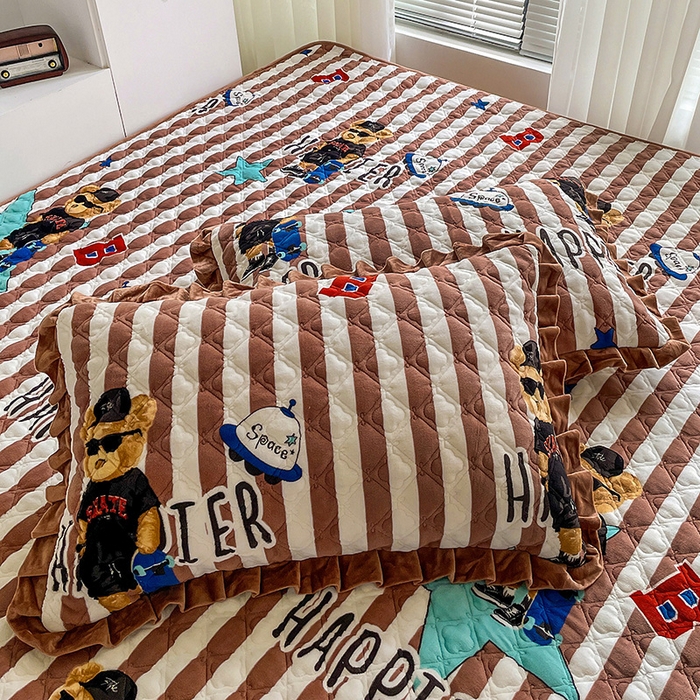 91家纺网 家纺一手货源 找家纺 羽爱家纺 2024新款牛奶绒榻榻米床盖 酷派小熊