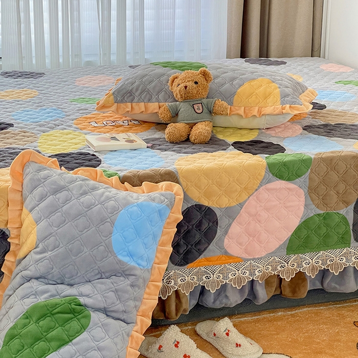 91家纺网 家纺一手货源 找家纺 羽爱家纺 2024新款牛奶绒榻榻米床盖 魔力圈圈