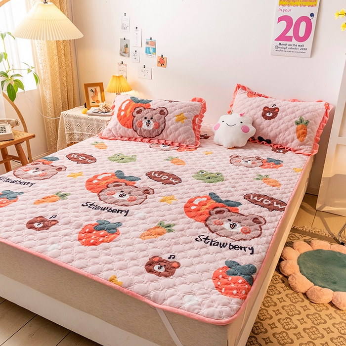 91家纺网 家纺一手货源 找家纺 羽爱家纺 2024新款牛奶绒直边款床盖床垫 水果熊