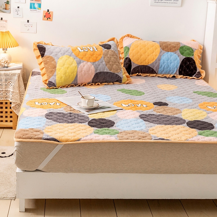 91家纺网 家纺一手货源 找家纺 羽爱家纺 2024新款牛奶绒直边款床盖床垫 魔力圈圈