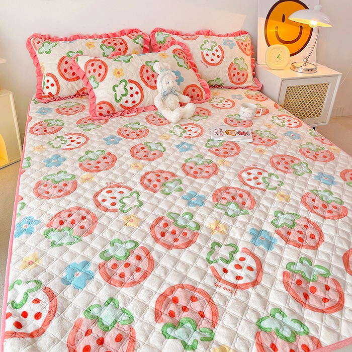 91家纺网 家纺一手货源 找家纺 羽爱家纺 2024新款牛奶绒直边款床盖床垫 草莓园