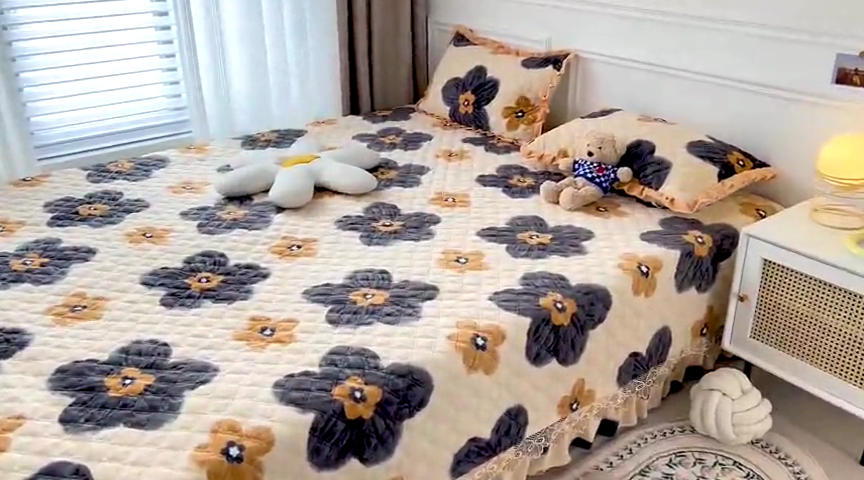 91家纺网 家纺一手货源 找家纺 羽爱家纺 2024新款牛奶绒榻榻米床盖 纯真花语