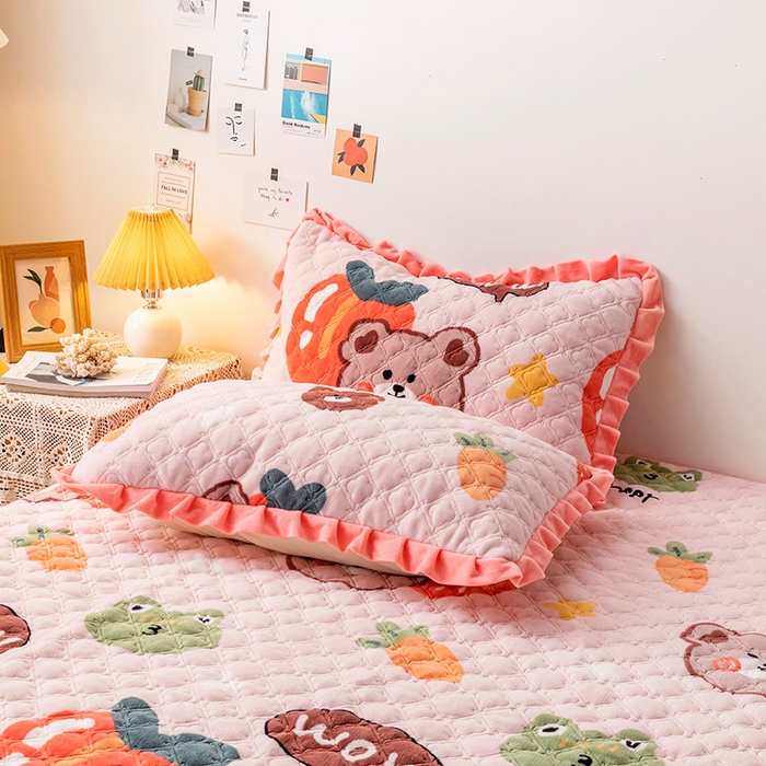 91家纺网 家纺一手货源 找家纺 羽爱家纺 2024新款牛奶绒直边款床盖床垫 水果熊