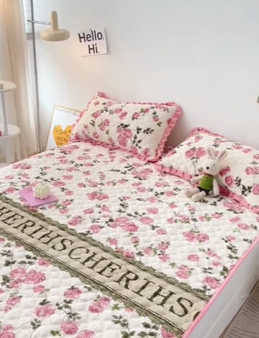 91家纺网 家纺一手货源 找家纺 羽爱家纺 2024新款牛奶绒直边款床盖床垫 花梦