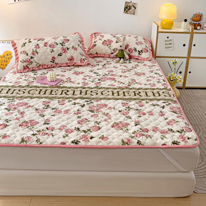 91家纺网 家纺一手货源 找家纺 羽爱家纺 2024新款牛奶绒直边款床盖床垫 花梦