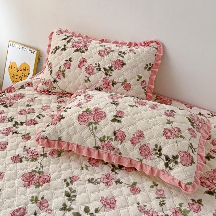 91家纺网 家纺一手货源 找家纺 羽爱家纺 2024新款牛奶绒直边款床盖床垫 花梦