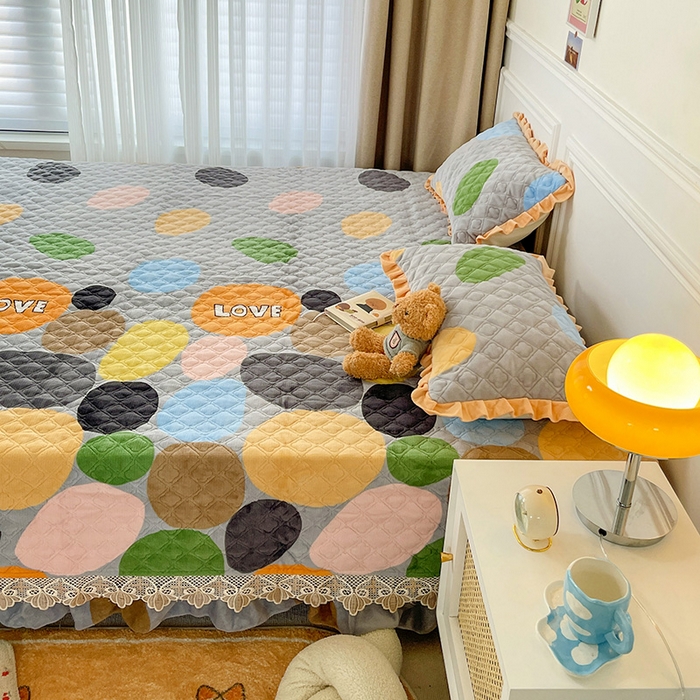 91家纺网 家纺一手货源 找家纺 羽爱家纺 2024新款牛奶绒榻榻米床盖 魔力圈圈