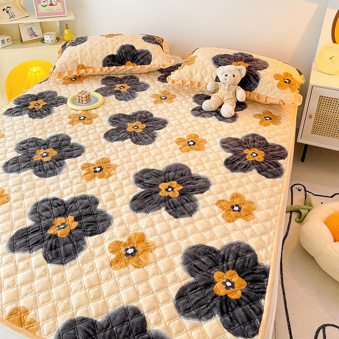 91家纺网 家纺一手货源 找家纺 羽爱家纺 2024新款牛奶绒直边款床盖床垫 纯真花语 