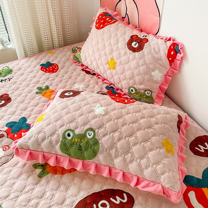 91家纺网 家纺一手货源 找家纺 羽爱家纺 2024新款牛奶绒榻榻米床盖 水果熊