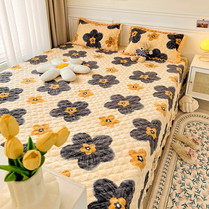 91家纺网 家纺一手货源 找家纺 羽爱家纺 2024新款牛奶绒榻榻米床盖 纯真花语