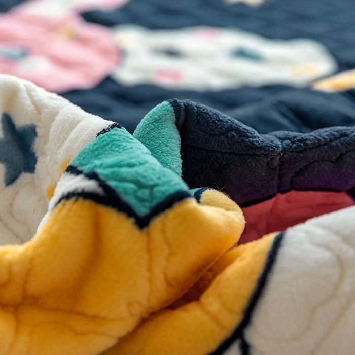 91家纺网 家纺一手货源 找家纺 羽爱家纺 2024新款牛奶绒直边款床盖床垫 萌萌哒