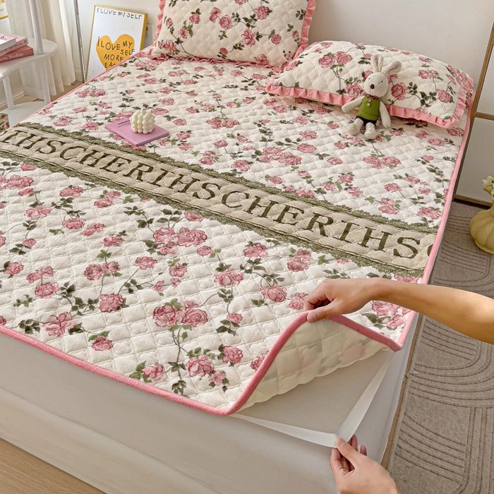 91家纺网 家纺一手货源 找家纺 羽爱家纺 2024新款牛奶绒直边款床盖床垫 花梦