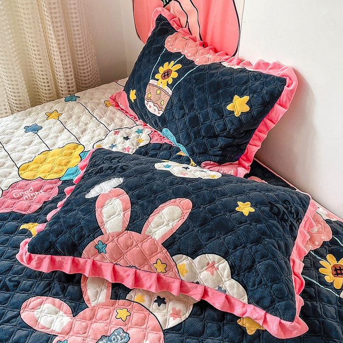 91家纺网 家纺一手货源 找家纺 羽爱家纺 2024新款牛奶绒榻榻米床盖 萌萌哒