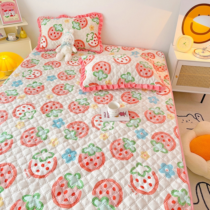 91家纺网 家纺一手货源 找家纺 羽爱家纺 2024新款牛奶绒直边款床盖床垫 草莓园