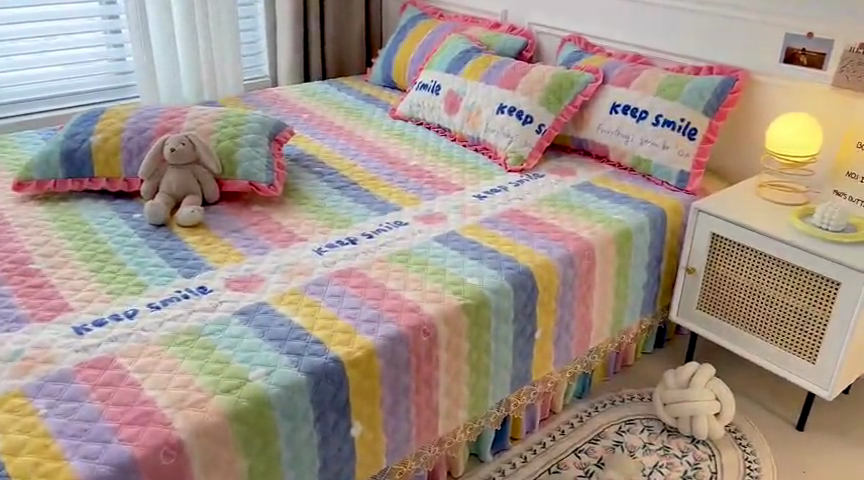 91家纺网 家纺一手货源 找家纺 羽爱家纺 2024新款牛奶绒榻榻米床盖 条纹彩虹