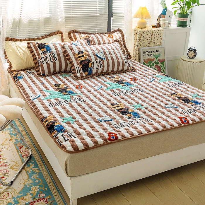 91家纺网 家纺一手货源 找家纺 羽爱家纺 2024新款牛奶绒直边款床盖床垫 酷派小熊 