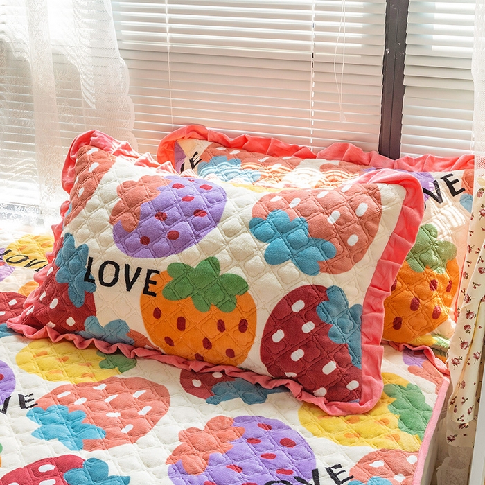 91家纺网 家纺一手货源 找家纺 羽爱家纺 2024新款牛奶绒直边款床盖床垫 甜甜草莓