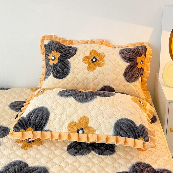 91家纺网 家纺一手货源 找家纺 羽爱家纺 2024新款牛奶绒直边款床盖床垫 纯真花语 