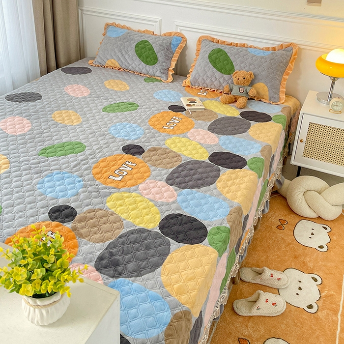 91家纺网 家纺一手货源 找家纺 羽爱家纺 2024新款牛奶绒榻榻米床盖 魔力圈圈