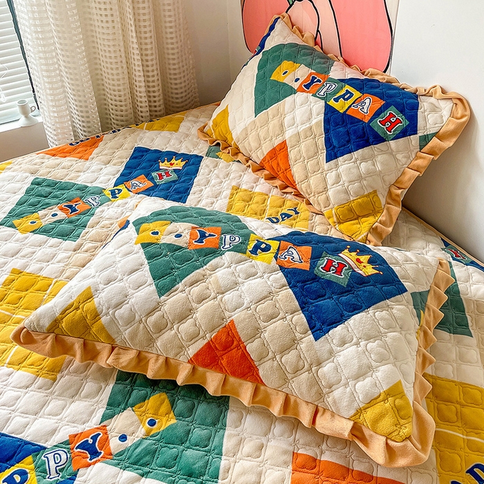 91家纺网 家纺一手货源 找家纺 羽爱家纺 2024新款牛奶绒榻榻米床盖 开心格