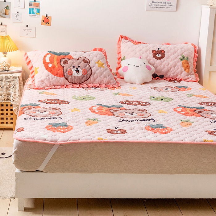 91家纺网 家纺一手货源 找家纺 羽爱家纺 2024新款牛奶绒直边款床盖床垫 水果熊