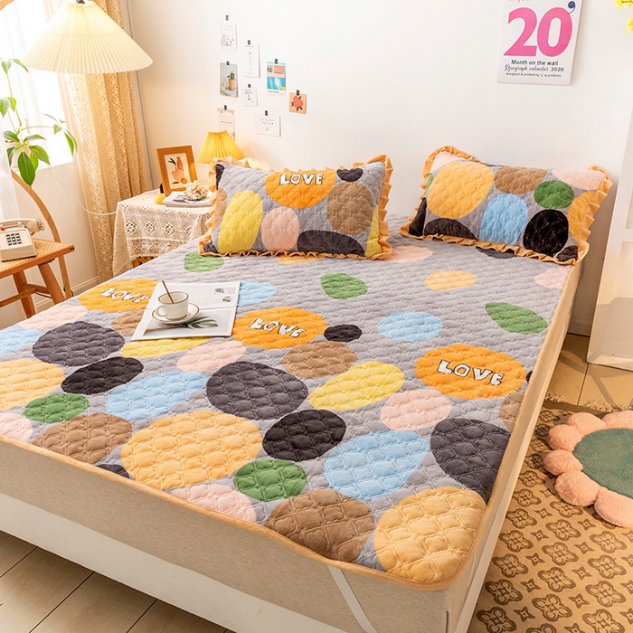 91家纺网 家纺一手货源 找家纺 羽爱家纺 2024新款牛奶绒直边款床盖床垫 魔力圈圈