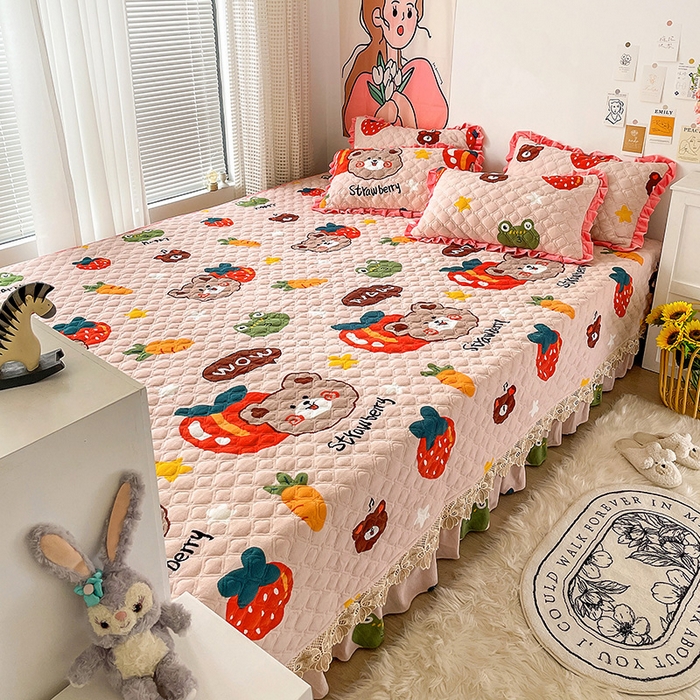 91家纺网 家纺一手货源 找家纺 羽爱家纺 2024新款牛奶绒榻榻米床盖 水果熊