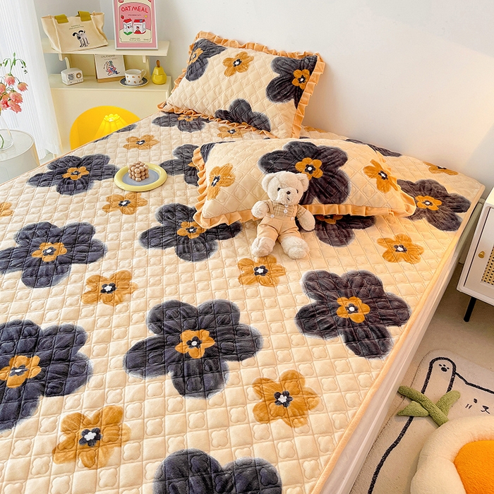 91家纺网 家纺一手货源 找家纺 羽爱家纺 2024新款牛奶绒直边款床盖床垫 纯真花语 