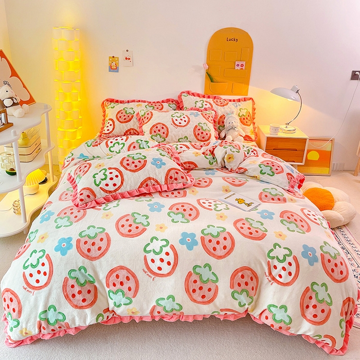 91家纺网 家纺一手货源 找家纺 羽爱家纺 2024新款牛奶绒直边款床盖床垫 草莓园