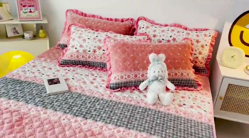 91家纺网 家纺一手货源 找家纺 羽爱家纺 2024新款牛奶绒直边款床盖床垫 如梦花季 