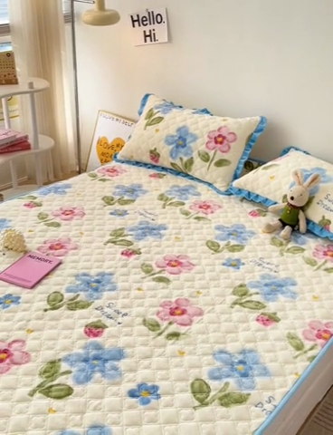 91家纺网 家纺一手货源 找家纺 羽爱家纺 2024新款牛奶绒直边款床盖床垫 花海 