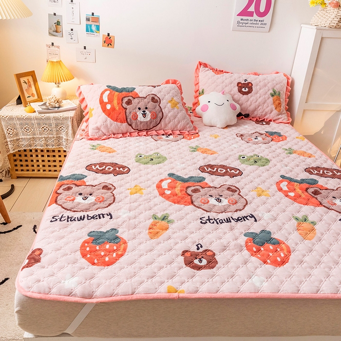 91家纺网 家纺一手货源 找家纺 羽爱家纺 2024新款牛奶绒直边款床盖床垫 水果熊