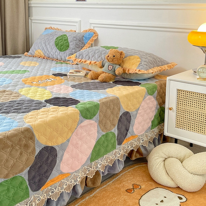 91家纺网 家纺一手货源 找家纺 羽爱家纺 2024新款牛奶绒榻榻米床盖 魔力圈圈