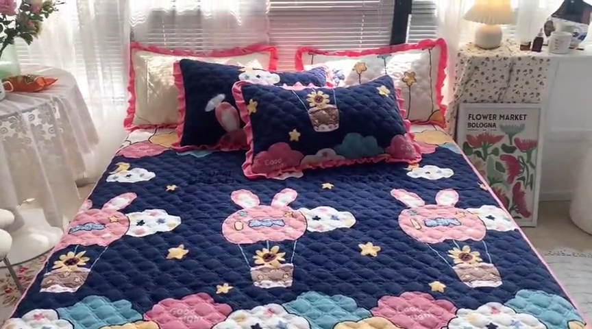 91家纺网 家纺一手货源 找家纺 羽爱家纺 2024新款牛奶绒直边款床盖床垫 萌萌哒