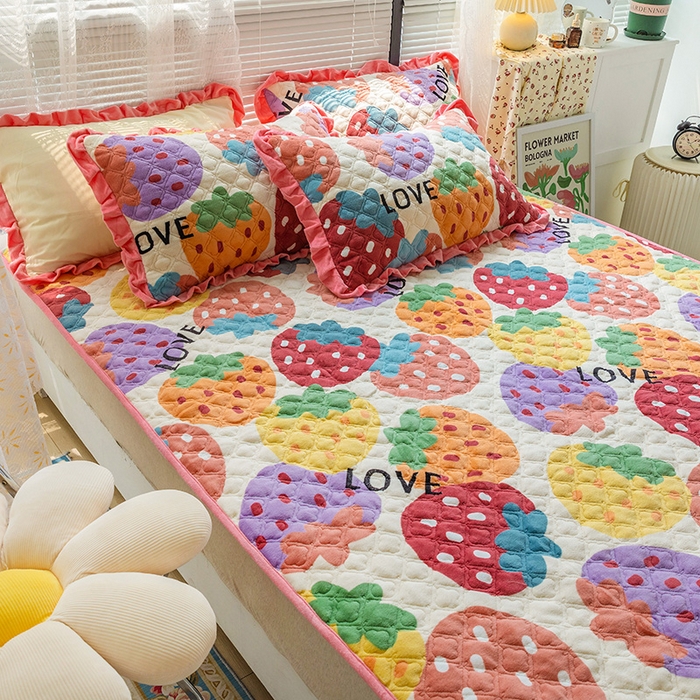 91家纺网 家纺一手货源 找家纺 羽爱家纺 2024新款牛奶绒直边款床盖床垫 甜甜草莓