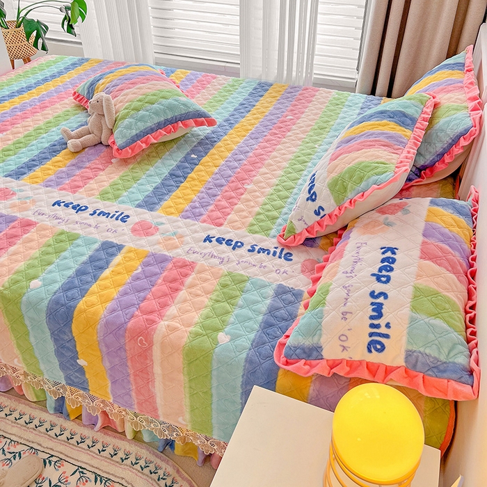 91家纺网 家纺一手货源 找家纺 羽爱家纺 2024新款牛奶绒榻榻米床盖 条纹彩虹