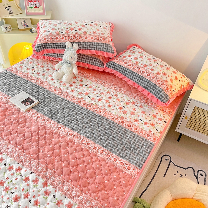 91家纺网 家纺一手货源 找家纺 羽爱家纺 2024新款牛奶绒直边款床盖床垫 如梦花季 