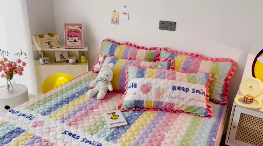 91家纺网 家纺一手货源 找家纺 羽爱家纺 2024新款牛奶绒直边款床盖床垫 条纹彩虹