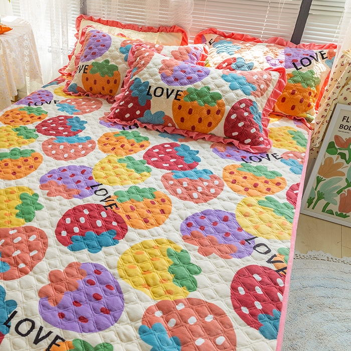 91家纺网 家纺一手货源 找家纺 羽爱家纺 2024新款牛奶绒直边款床盖床垫 甜甜草莓