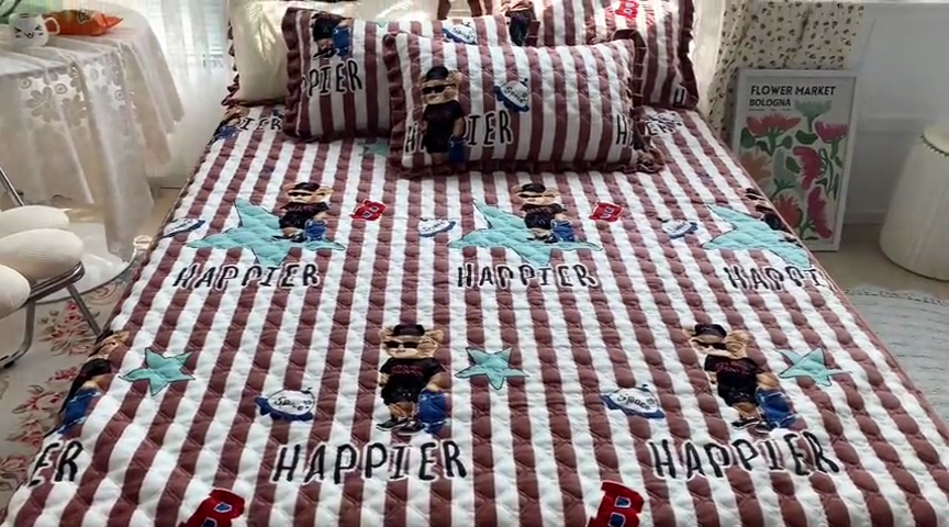 91家纺网 家纺一手货源 找家纺 羽爱家纺 2024新款牛奶绒直边款床盖床垫 酷派小熊 