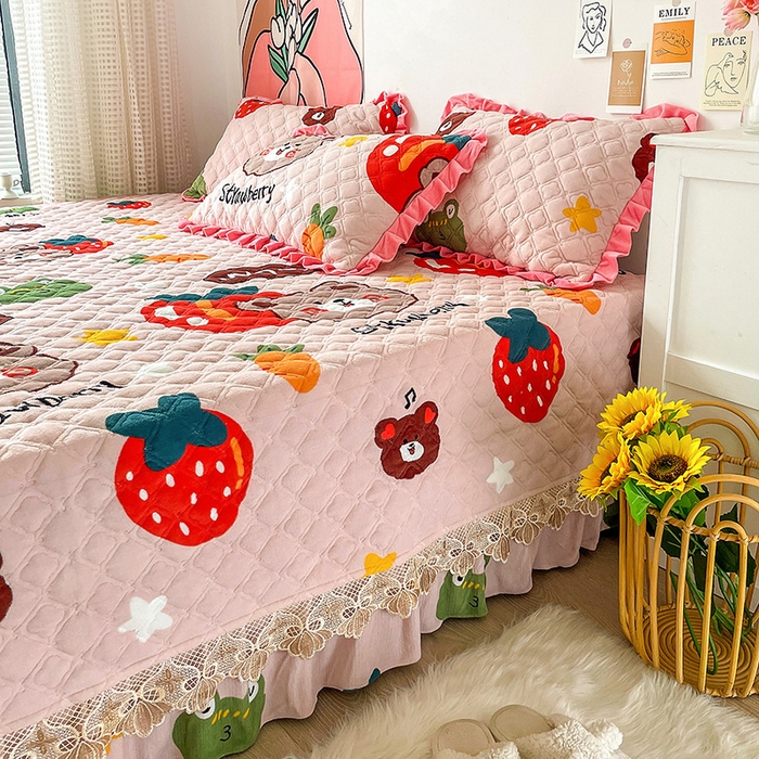 91家纺网 家纺一手货源 找家纺 羽爱家纺 2024新款牛奶绒榻榻米床盖 水果熊