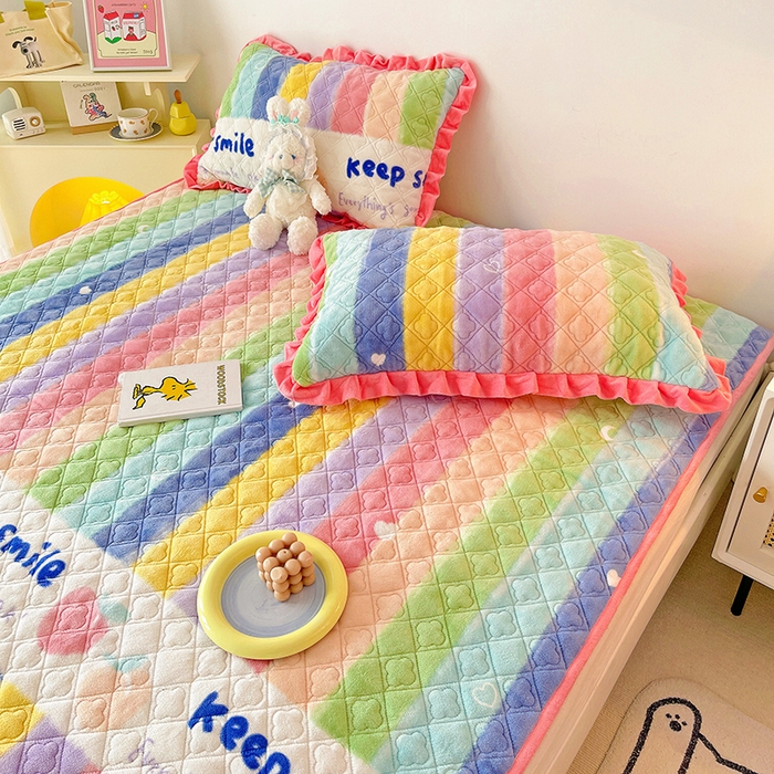 91家纺网 家纺一手货源 找家纺 羽爱家纺 2024新款牛奶绒直边款床盖床垫 条纹彩虹