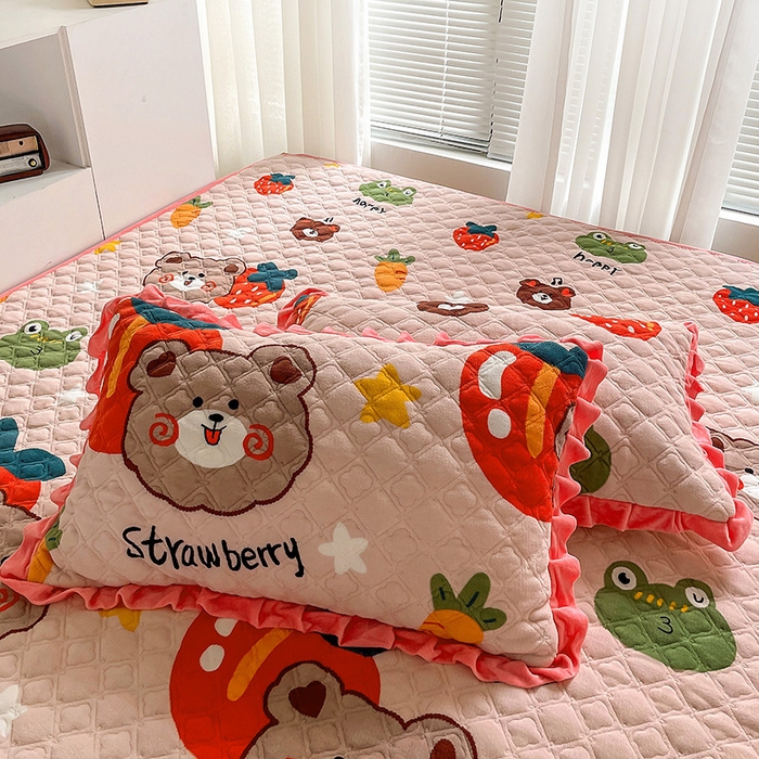 91家纺网 家纺一手货源 找家纺 羽爱家纺 2024新款牛奶绒榻榻米床盖 水果熊