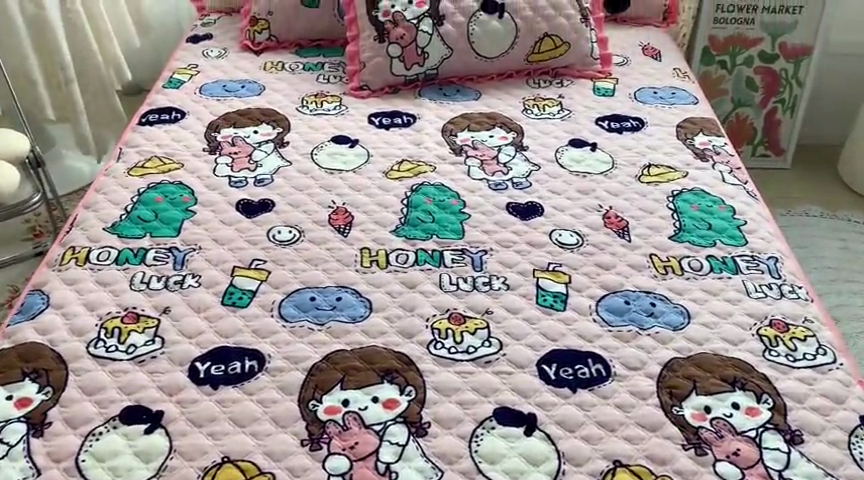 91家纺网 家纺一手货源 找家纺 羽爱家纺 2024新款牛奶绒直边款床盖床垫 蛋糕女孩