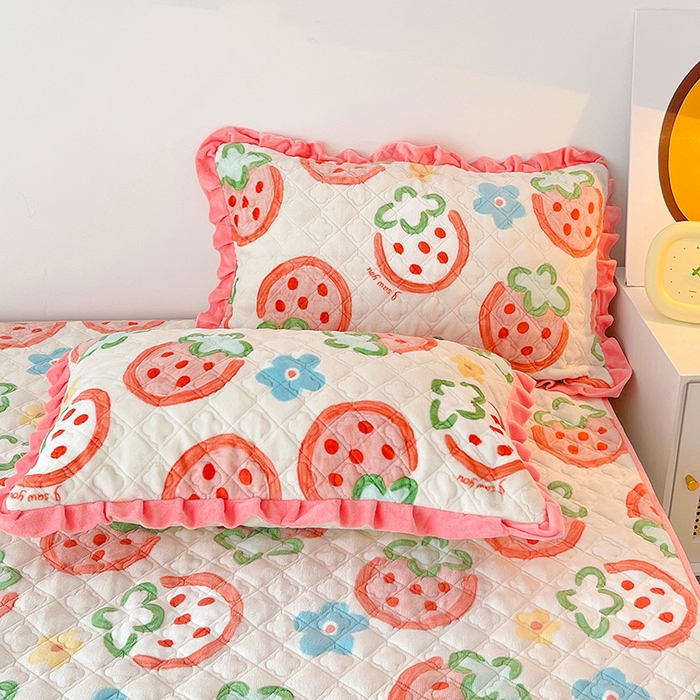 91家纺网 家纺一手货源 找家纺 羽爱家纺 2024新款牛奶绒直边款床盖床垫 草莓园